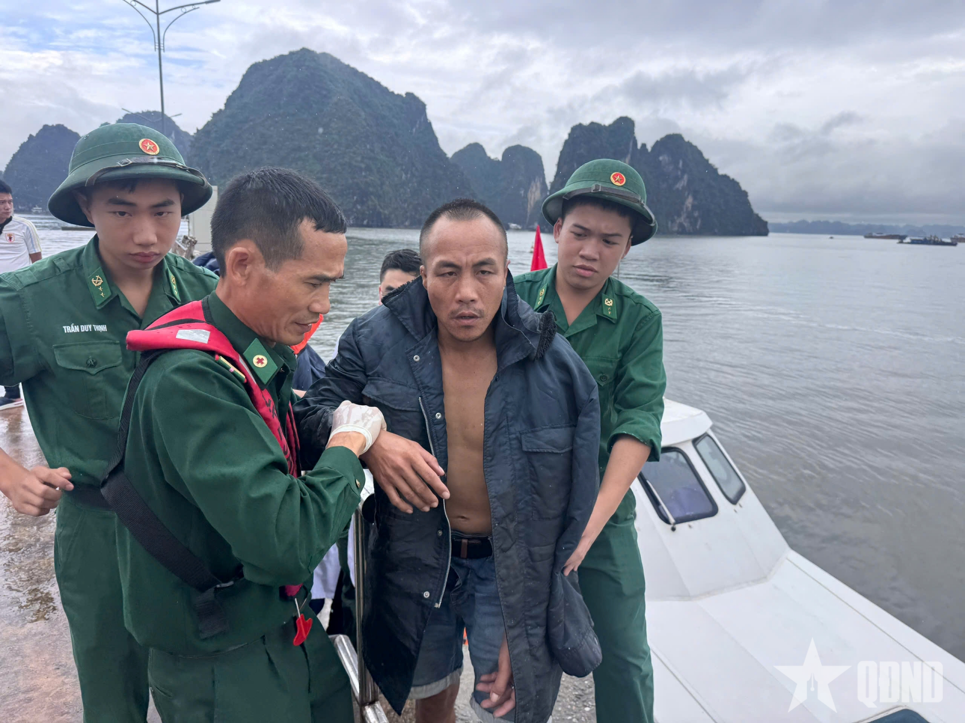 Bộ đội Biên phòng hỗ trợ cứu nạn sau vụ va chạm tàu trên biển